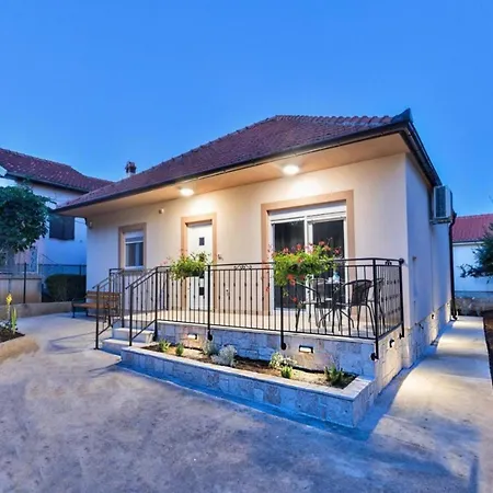 度假居 Mihael House 扎达尔